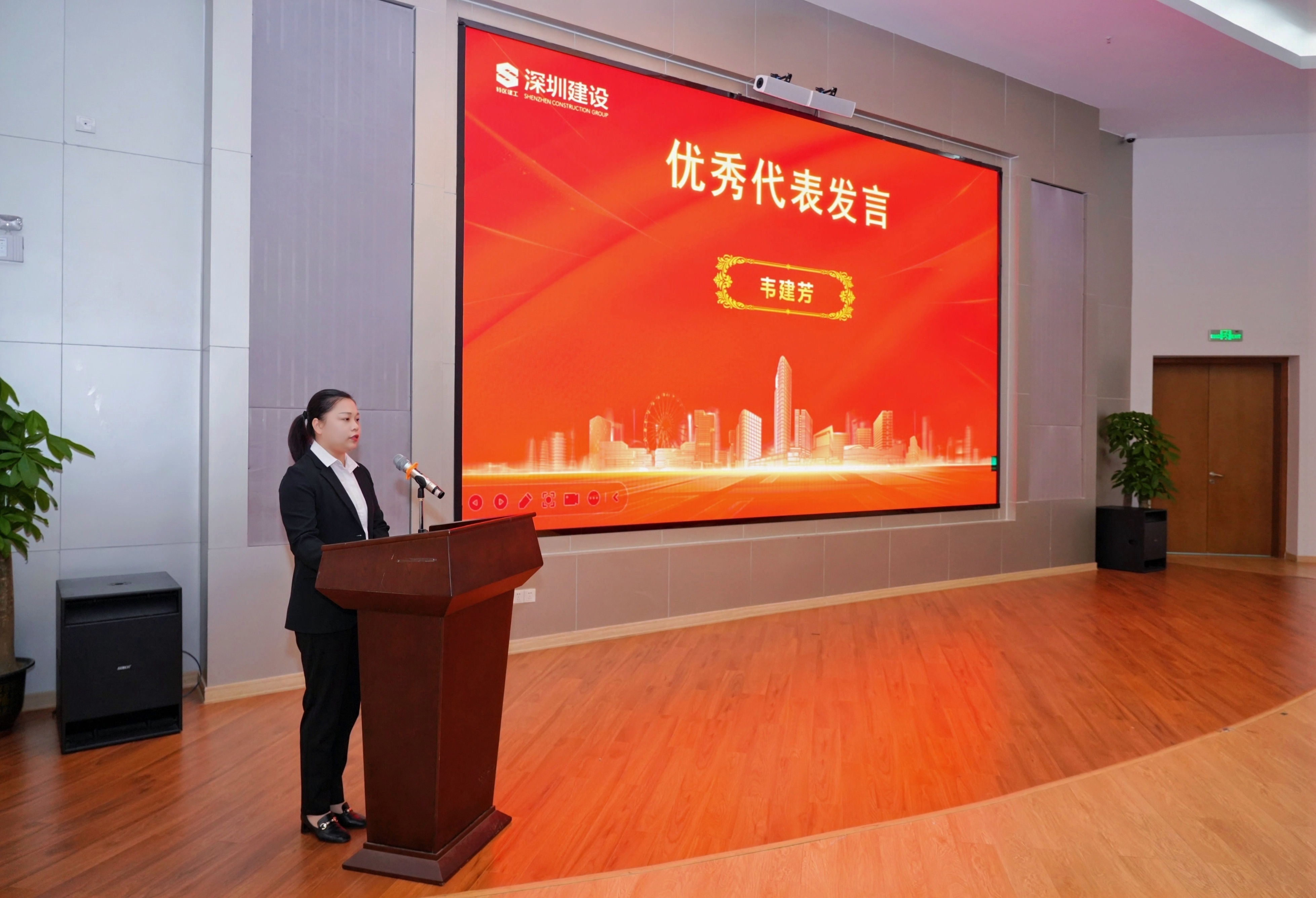 优秀代表韦建芳发言.jpg